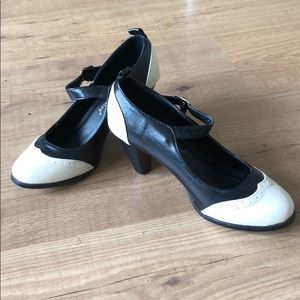 Black & white saddle Mary Jane heels size 7